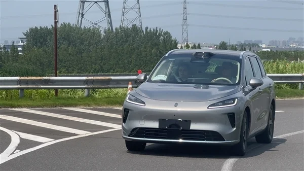 最親民的鴻蒙智行來了！上汽集團總裁賈健旭帶華為余承東試駕尚界H5